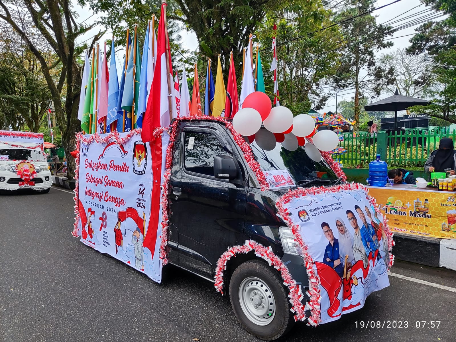 KPU Kota Padang Panjang Ikut Berpartisipasi dalam Pawai Alegoris HUT Kemerdekaan RI ke 78